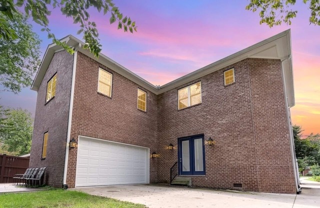 Private Room in Luxe Green Hills Home – Prime 12 South Location