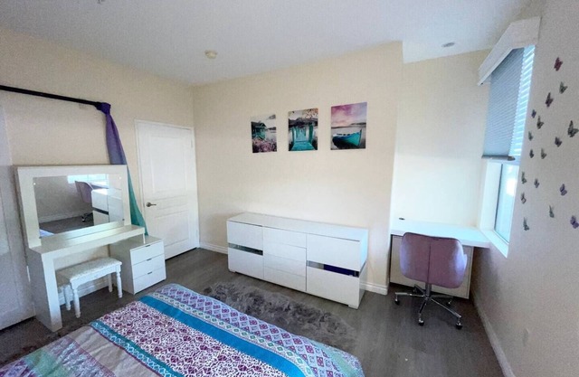 Private room with private bathroom near UCIn