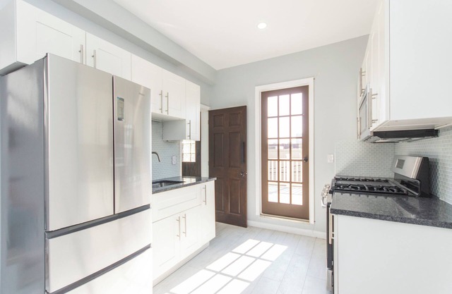 Private, Spacious, Walk-out Deck, Free Parking, Luxury for 5-6 people. PENN.