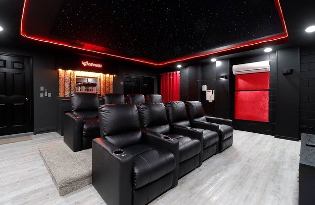 Private Sunny Pool, Hot Tub & Movie Room – Sleeps 9