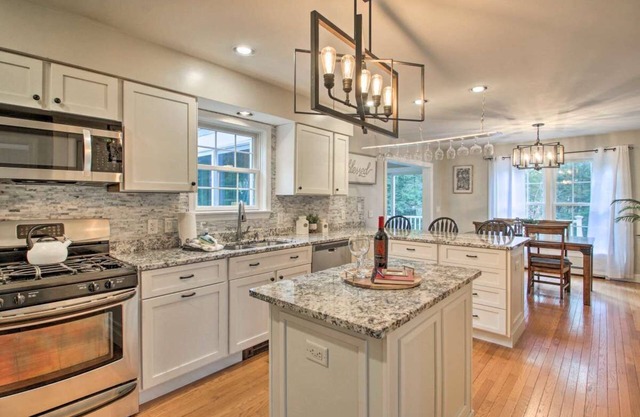 Private & Super Spacious, close to downtown N. Conway and ski.