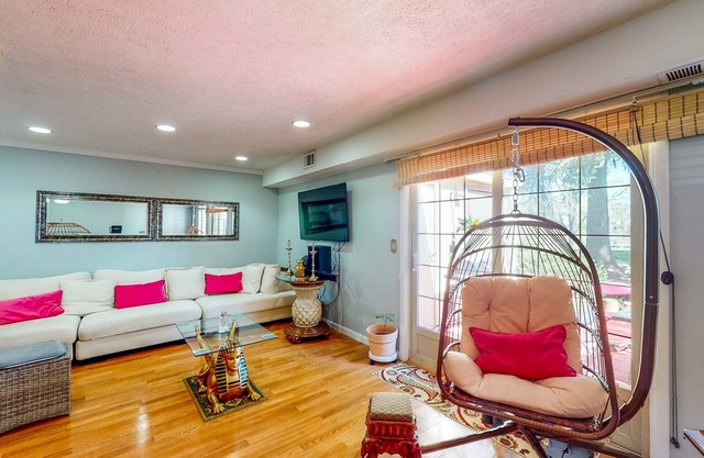 Private Townhome - Prime Location - Lake Views