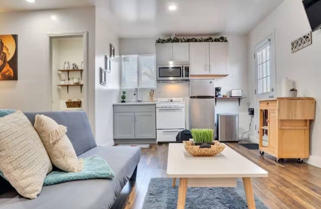 Private Trendy Studio near LA & OC sleeps 4 guest