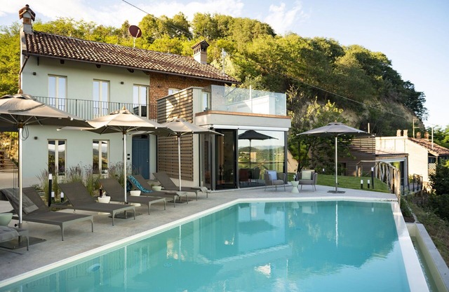 Private Villa with A/C, hot tub, WIFI, private pool, sauna, TV, patio, panoramic view, close to Alba