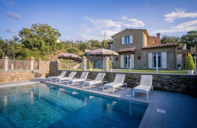 Private Villa with A/C, WIFI, private pool, TV, terrace, panoramic view, parking, close to Cortona