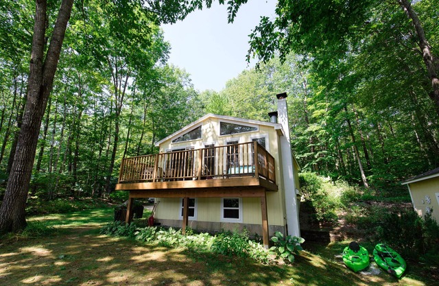 Private Waterfront Cottage in Cove with Floating Dock & a 2024 King Bed