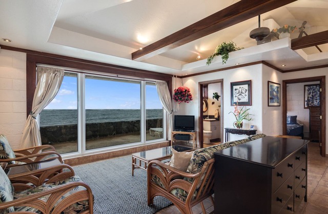 Private Waterfront House AC & Fast Wi-Fi 30 Day