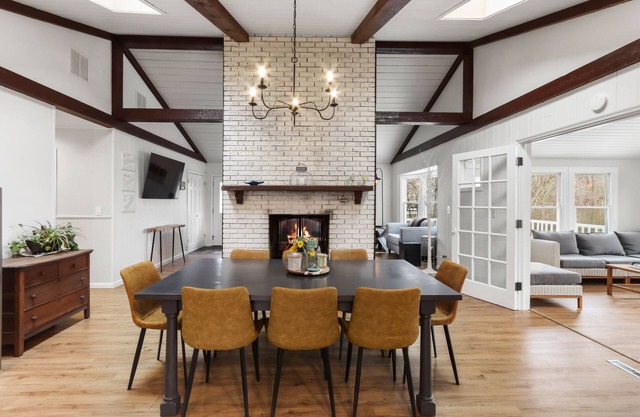 Private wooded retreat, 5BR/3BA within walking distance of Geneva Lake.