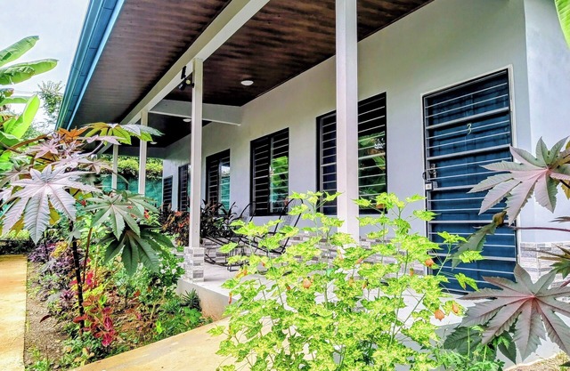 Property for 14 People w/AC, WiFi- 5 Mins to Beach-30 Mins. to National Park