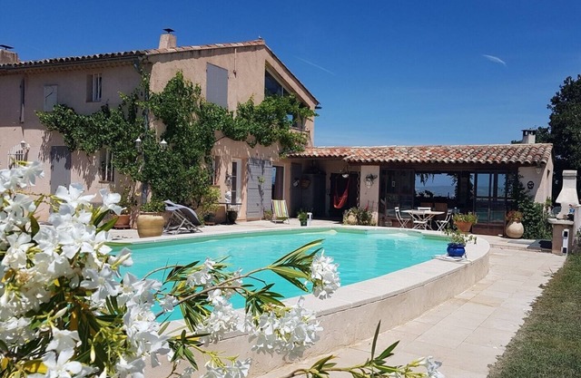 Provencal farmhouse with beautiful unobstructed view, quiet, ventilated from the afternoon.