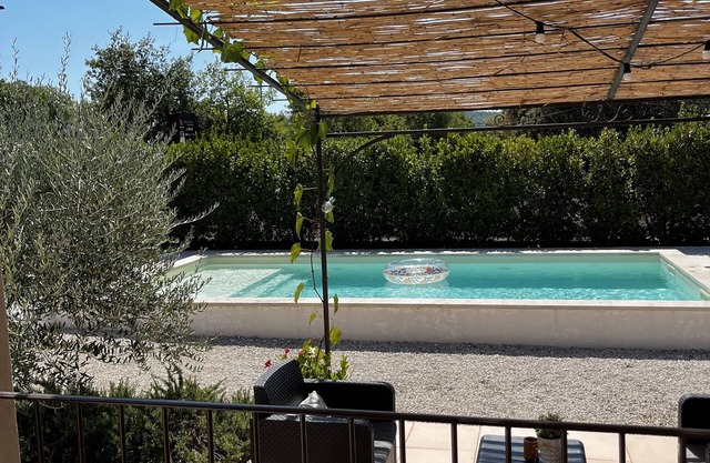 Provencal house with heated pool and garden - sleeps 6