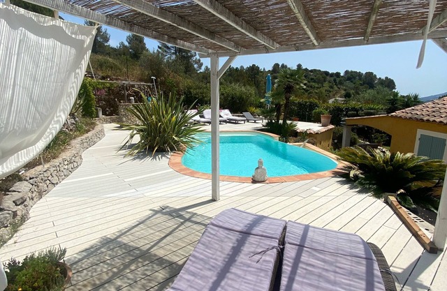 Provencal house with sea view quiet pool
