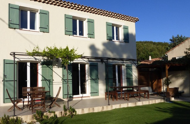 Provencal style villa 110 m2, 8 people, with jacuzzi
