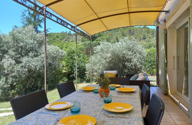 Provencal Villa with private pool and beautiful view b/w Apt and Saignon