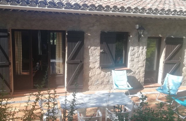 Provencal villa with swimming pool in the heart of nature