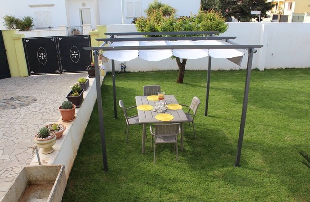 Puce cottage near SM of LEUCA with lawn sunbathing area