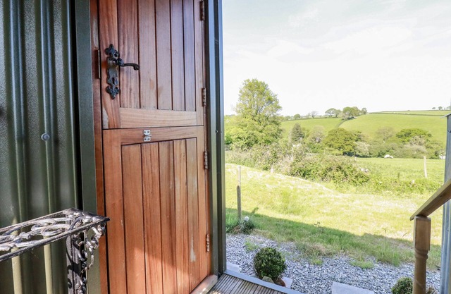PUDDLE DUCK SHEPHERDS HUT, pet friendly in Crackington Haven