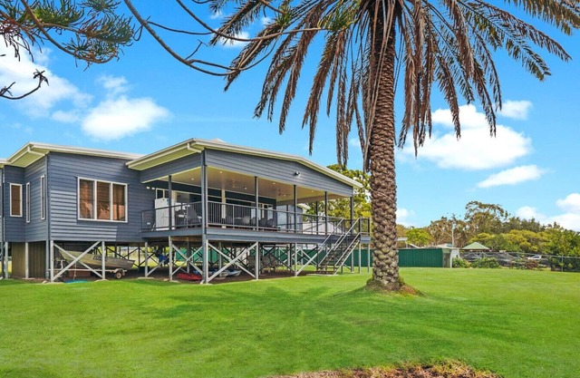 Pumicestone Paradise | Waterfront Retreat
