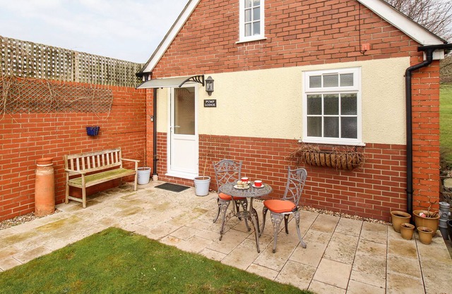 PUMP LODGE, family friendly, character holiday cottage in Upwey
