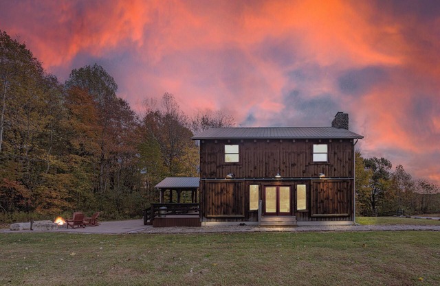 Pumpkin Ridge Barn + Stable: 2 spaces, 1 rate, guest limits apply, 100 acres