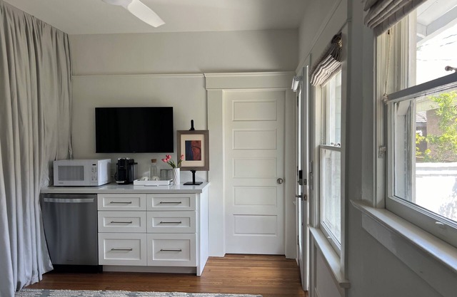 Quaint 1-Bed Suite in Mission Hills