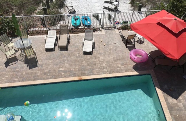 Quaint 2 Bedrooms, 2 Bathrooms, Sleeps 4 On the beach with pool 2nd floor views