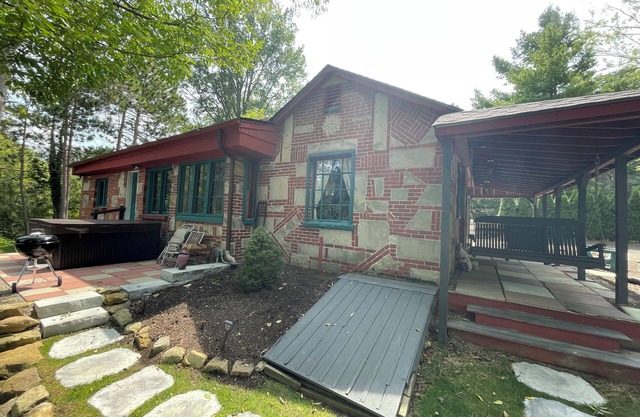 Quaint 2br/1ba cottage on private lake w/hot tub. Walk to Lake Erie/GOTL Strip