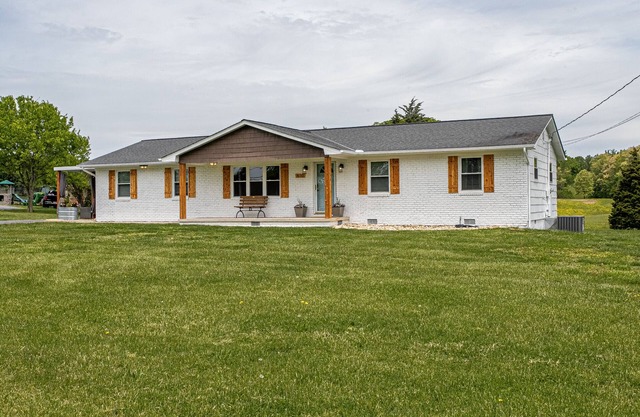 Quaint 3/2 farmhouse in a quiet rural setting.