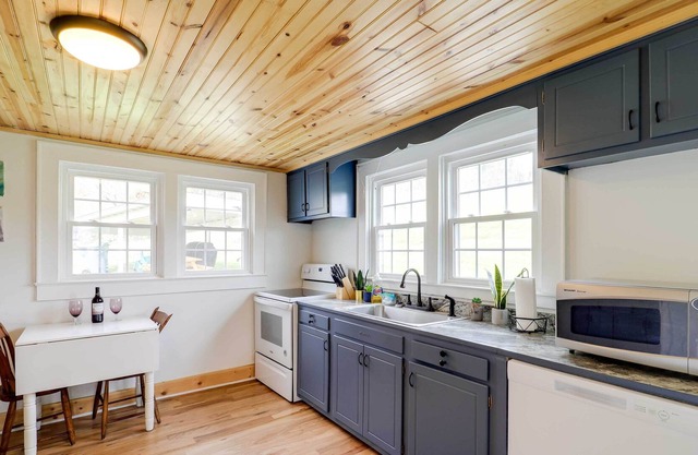 Quaint & Cozy Jefferson Retreat w/ Spacious Yard