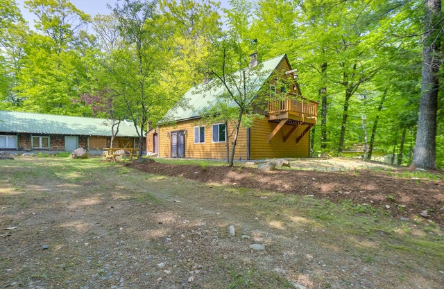 Quaint Naples Cottage: Walk to Trickey Pond & Cove