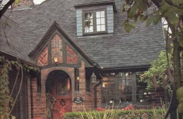 Quaint private cottage apt. in highly desirable area, close to everything