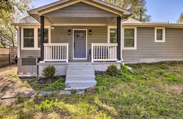 Quaint, private stay with a large yard, balcony, grill, washer/dryer, and AC