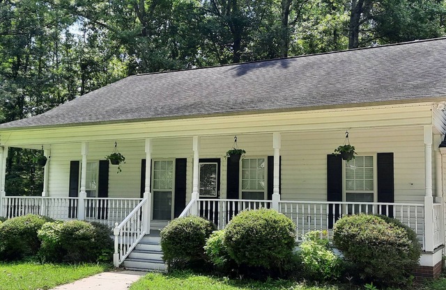 Quaint, quiet cottage w/king bed +1200 sq ft