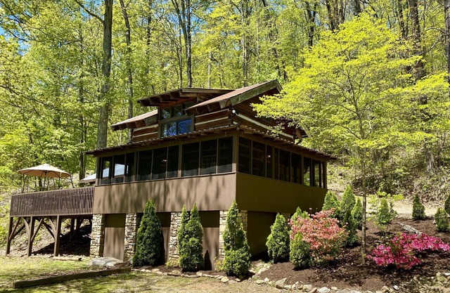 Quaint, Romantic Mountain Antique Log Cabin near Asheville!