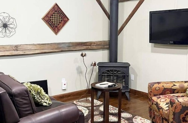 Quaint, Rustic 1870's Renovated Farm Shed