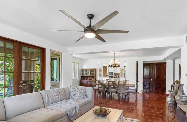 Quaint villa Beach access Elina
