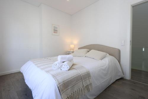 Quarto confortável em casa com Piscina