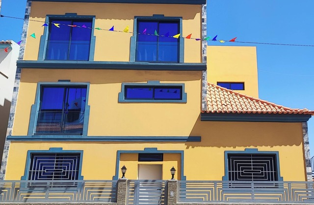 Quartos com AC,tv, casa de banho privativa, WiFi, Praia de mar nas proximidades.