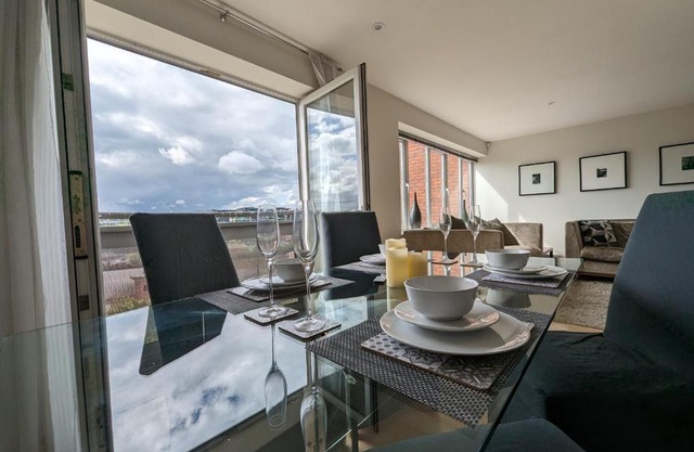 Quayside apartment with riverside views & parking