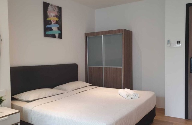 Queen bed Studio Unit @ Outram Park