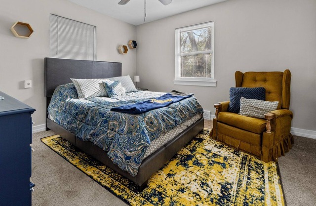 Queen Bed Studio w/Day Bed - HS Internet – Balcony Unit 2