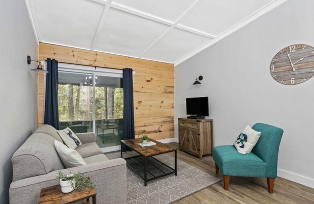 Queen Jr. Suite - Chalet #21