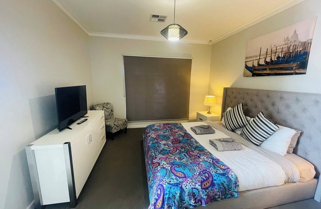 Queen Lizzy Townhouses - 6