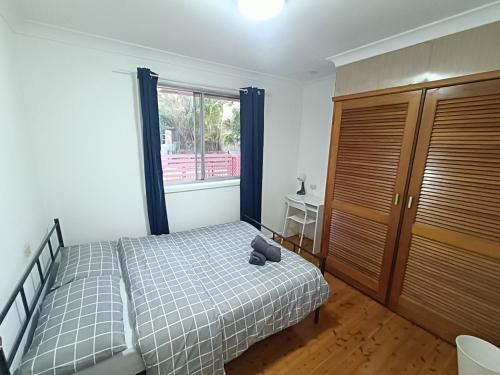 Queen Room in Spacious House - Close to Shops and Station - NC6