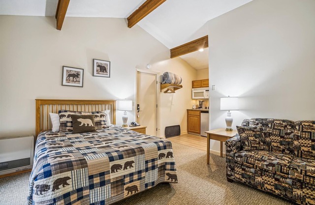Queen Studio on the 2nd floor with outdoor heated pool 207
