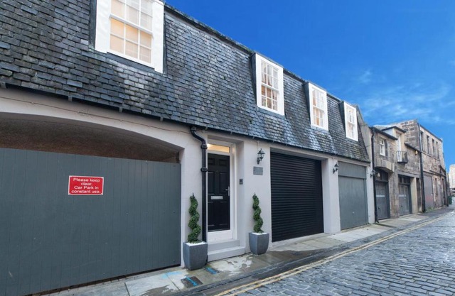 Queensferry Street Lane - Fantastic 2 BR City Centre Mews House with free secure parking!
