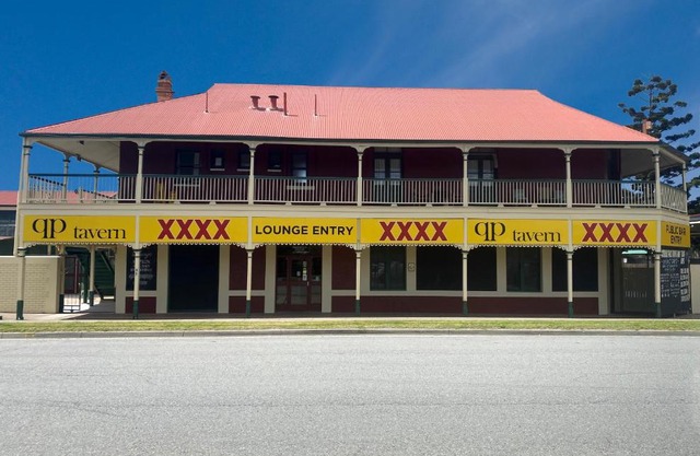 Queensport Tavern And Motel