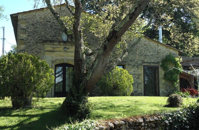 Quiet house with large garden and pool, in the Entre-deux-Mers
