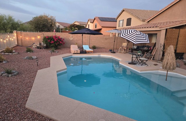 Quiet 4-bedroom house in charming Cave Creek with AC, WiFi, and Diving Pool