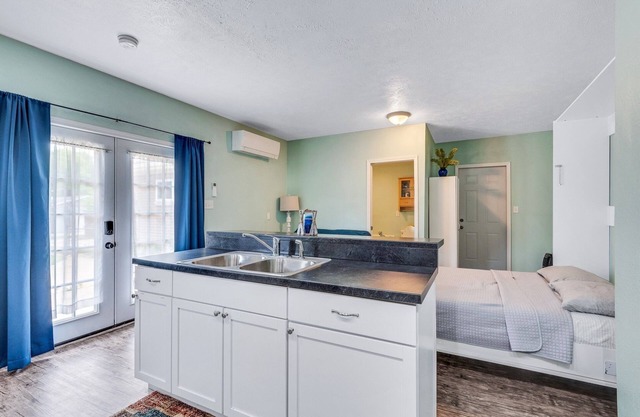 Quiet And Comfy Studio Apartment In South Bend, Minutes From Notre Dame! Pet Friendly! Apts